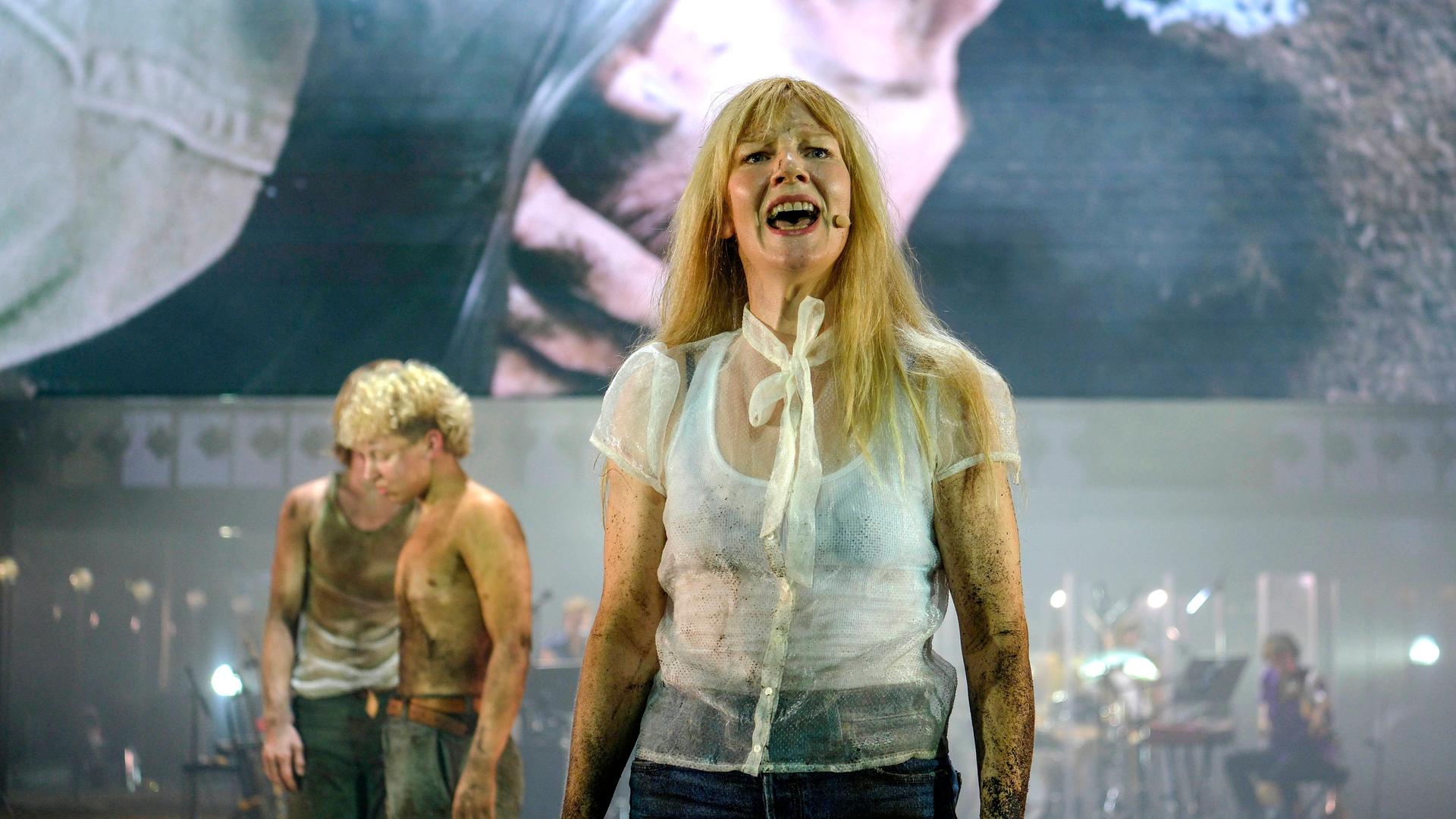 Schauspielerin Sandra Hüller singt und spielt in einem Stück bei der Ruhrtriennale.