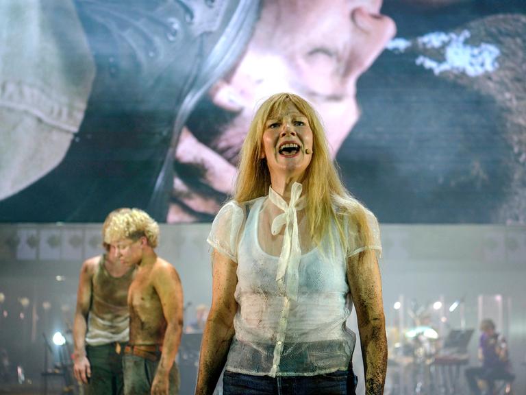 Schauspielerin Sandra Hüller singt und spielt in einem Stück bei der Ruhrtriennale.