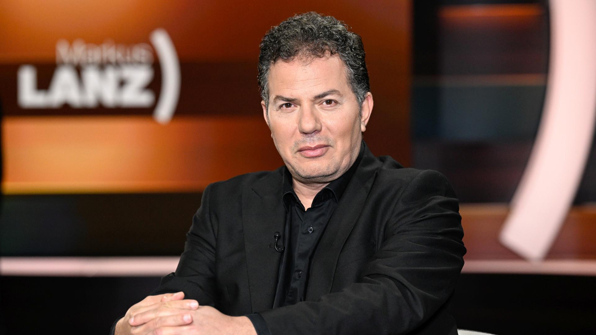 Hamed Abdel-Samad sitzt am 31. Januar im TV-Studio von Markus Lanz und schaut in die Kamera. 