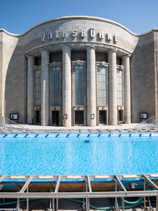 Ein temporäres Schwimmbad steht vor der Berliner Volksbühne. Zum Auftakt seiner Intendanz ließ Intendant Lilienthal ein 25 Meter langes Schwimmbecken vor dem Theater aufstellen. 