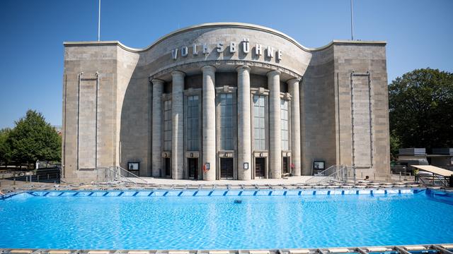 Das Foto zeigt das Schwimm-Bad vor dem Theater "Volks-Bühne" in Berlin.