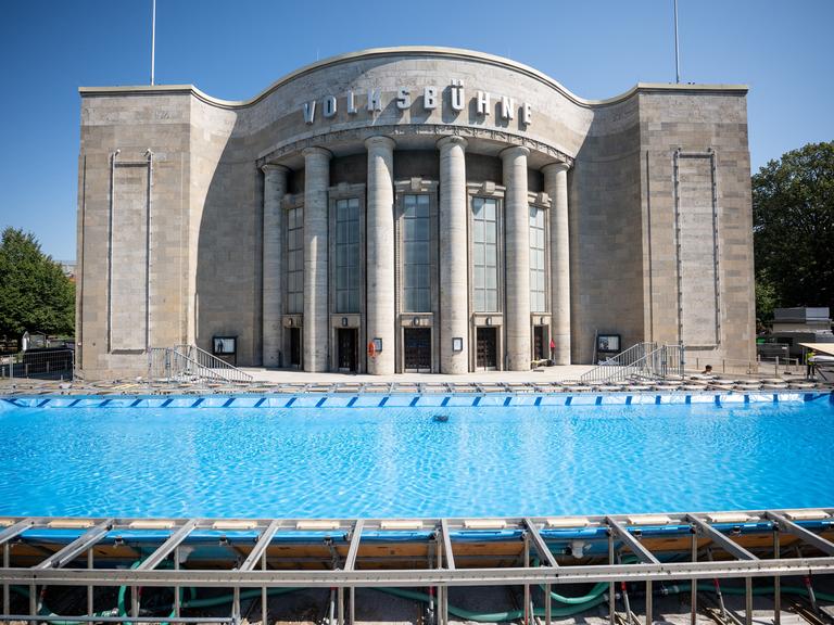 Ein temporäres Schwimmbad steht vor der Berliner Volksbühne. Zum Auftakt seiner Intendanz ließ Intendant Lilienthal ein 25 Meter langes Schwimmbecken vor dem Theater aufstellen. 