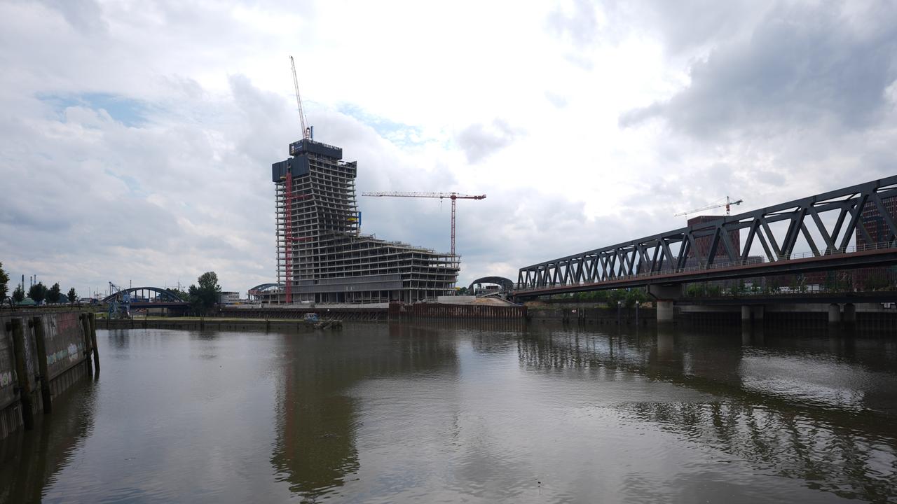 Die Bauruine Elbtower an den Elbbrücken.