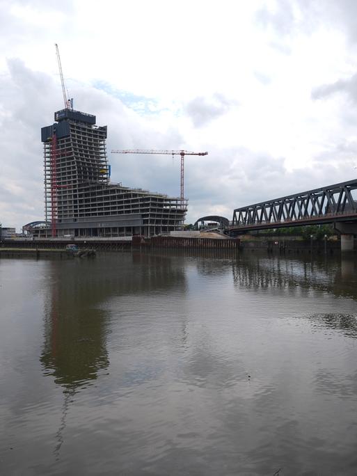 Die Bauruine Elbtower an den Elbbrücken.