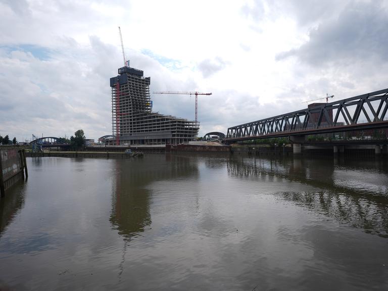 Die Bauruine Elbtower an den Elbbrücken.