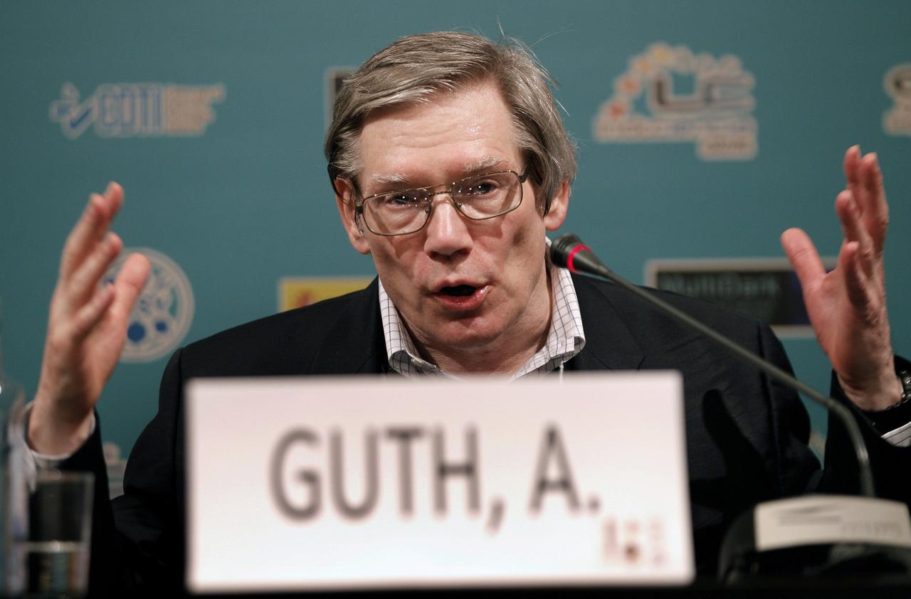 Ein Mann mit Brille und in Anzug an einem Rednerpult: der Physiker Alan Guth.