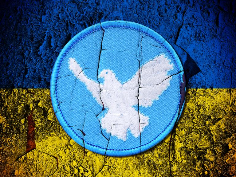 Fahne der Ukraine mit Friedenssymbol und Rissen