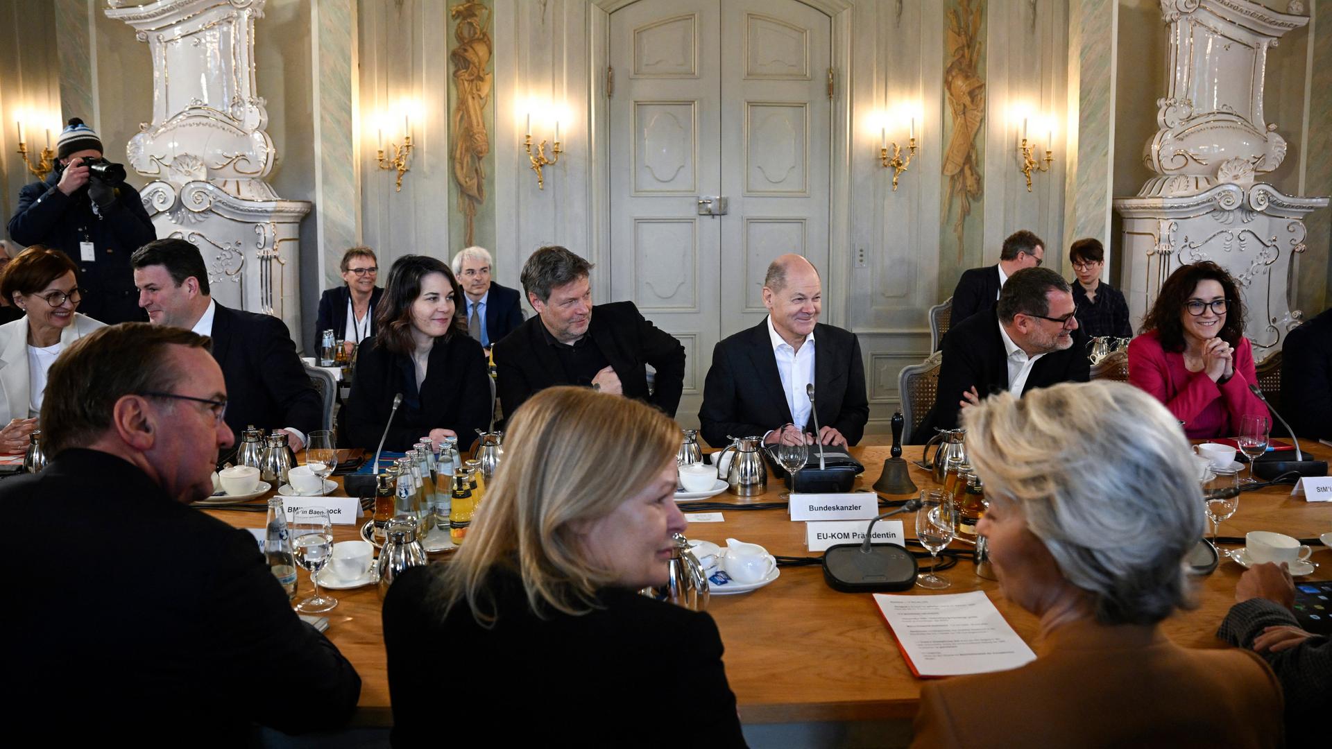 Das Bundeskabinett sitzt an einem großen Tisch beisammen. Zu sehen sind unter anderem Bundeskanzler Scholz, Außenministerin Baerbock, Wirtschaftsminister Habeck, Arbeitsminister Heil, Kanzleramtschef Schmidt, Innenministerin Faeser und die Präsidentin der Europäischen Kommission, von der Leyen. Das Bundeskabinett sitzt an einem großen Tisch beisammen. Zu sehen sind unter anderem Bundeskanzler Scholz, Außenministerin Baerbock, Wirtschaftsminister Habeck, Arbeitsminister Heil, Kanzleramtschef Schmidt, Innenministerin Faeser und die Präsidentin der Europäischen Kommission, von der Leyen.