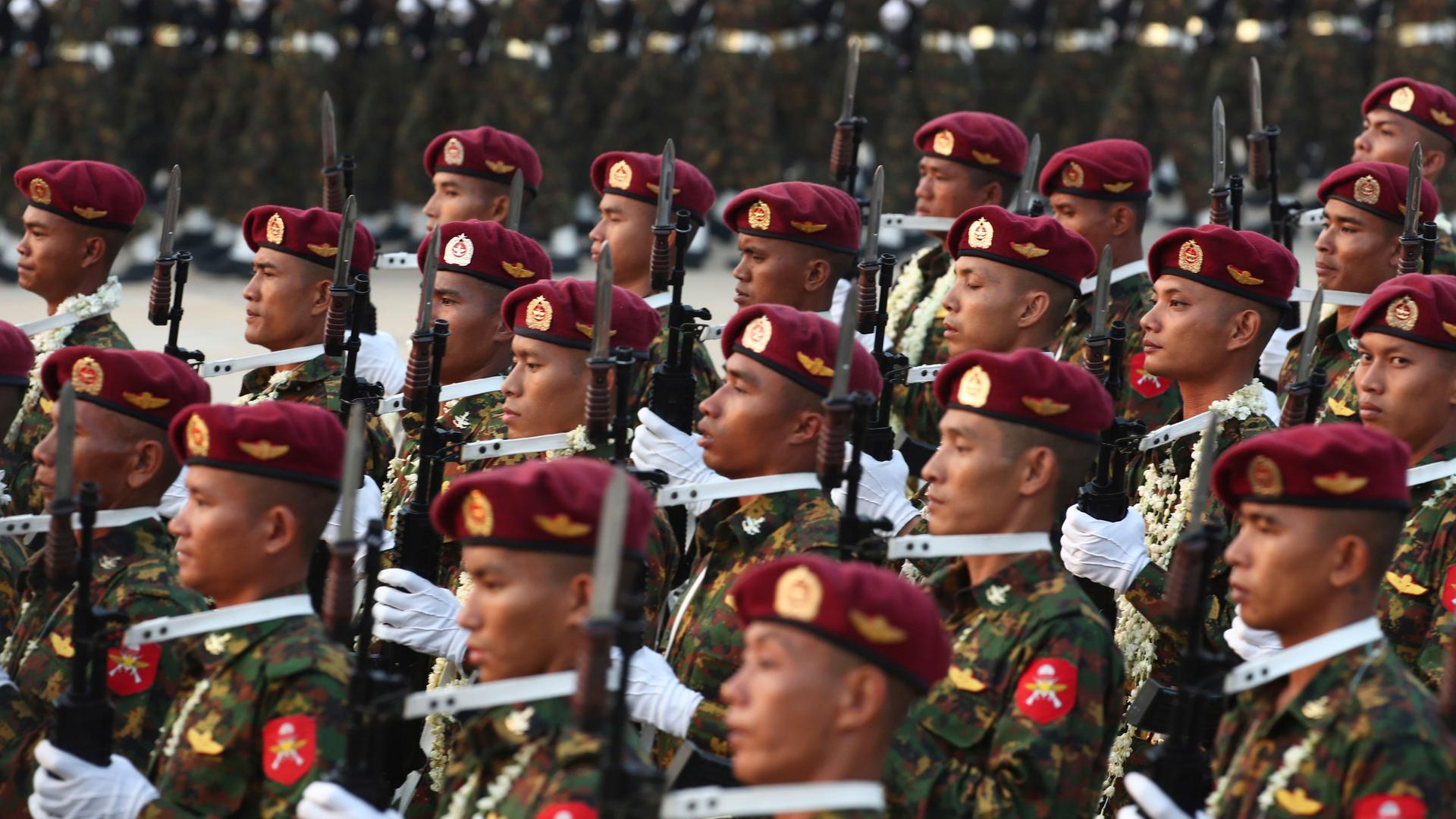 Myanmar, Naypyitaw: Bei der jährlichen Militärparade gehen viele Soldaten hintereinanter und nebeneinander in kompletter Uniform.