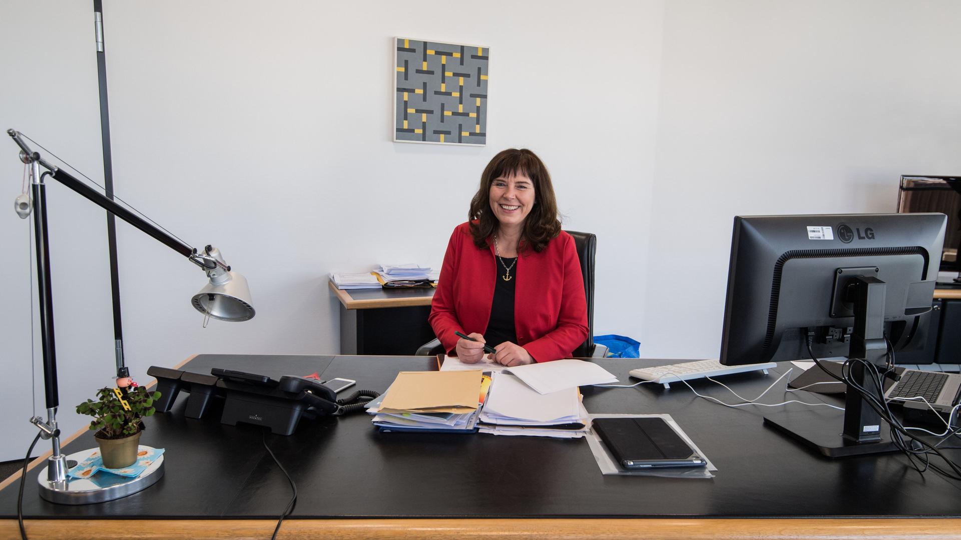 Oberbürgermeisterin Jutta Steinruck (SPD) sitzt in ihrem Dienstzimmer in Ludwigshafen (Rheinland-Pfalz) an ihrem Schreibtisch. Oberbürgermeisterin Jutta Steinruck (SPD) sitzt in ihrem Dienstzimmer in Ludwigshafen (Rheinland-Pfalz) an ihrem Schreibtisch.