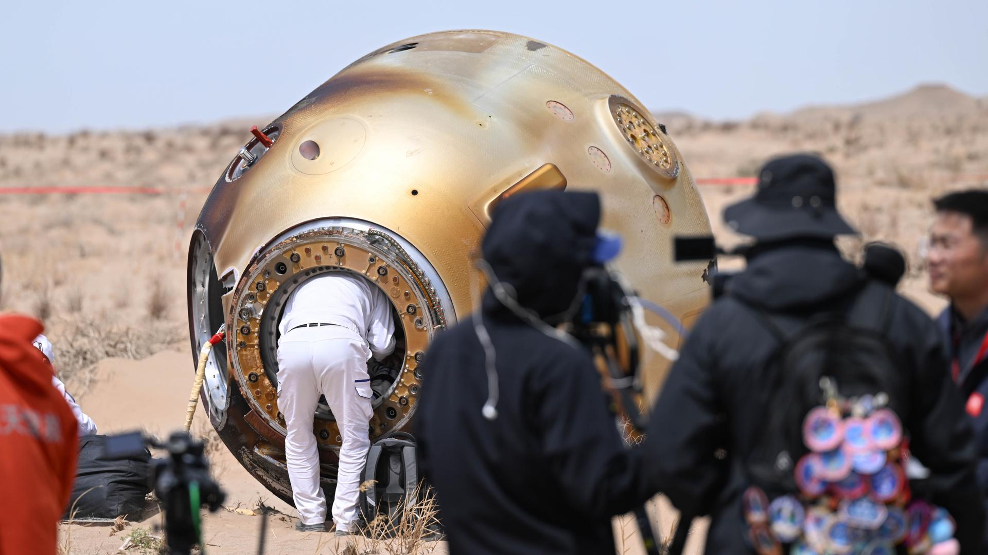China, Dongfeng: Die Rückkehrkapsel des bemannten Raumschiffs Shenzhou-19 mit den Astronauten Cai Xuzhe, Song Lingdong und Wang Haoze an Bord landet auf dem Landeplatz Dongfeng in der nordchinesischen Autonomen Region Innere Mongolei. 