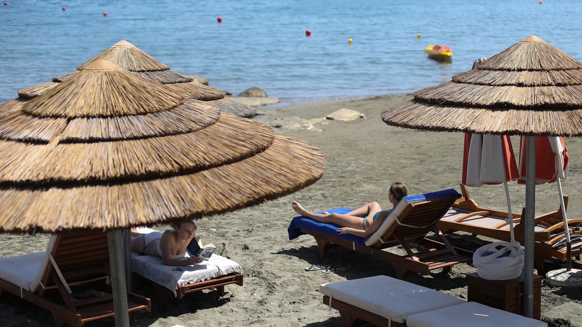 Frauen am Strand in Zypern