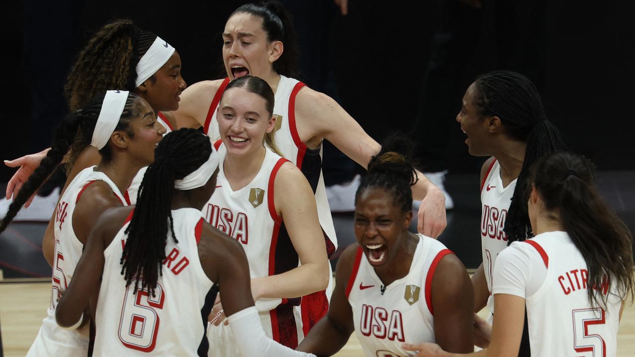 US-Spielerinnen feiern ihren Sieg im Finale der Basketball-Weltmeisterschaft gegen Frankreich. 