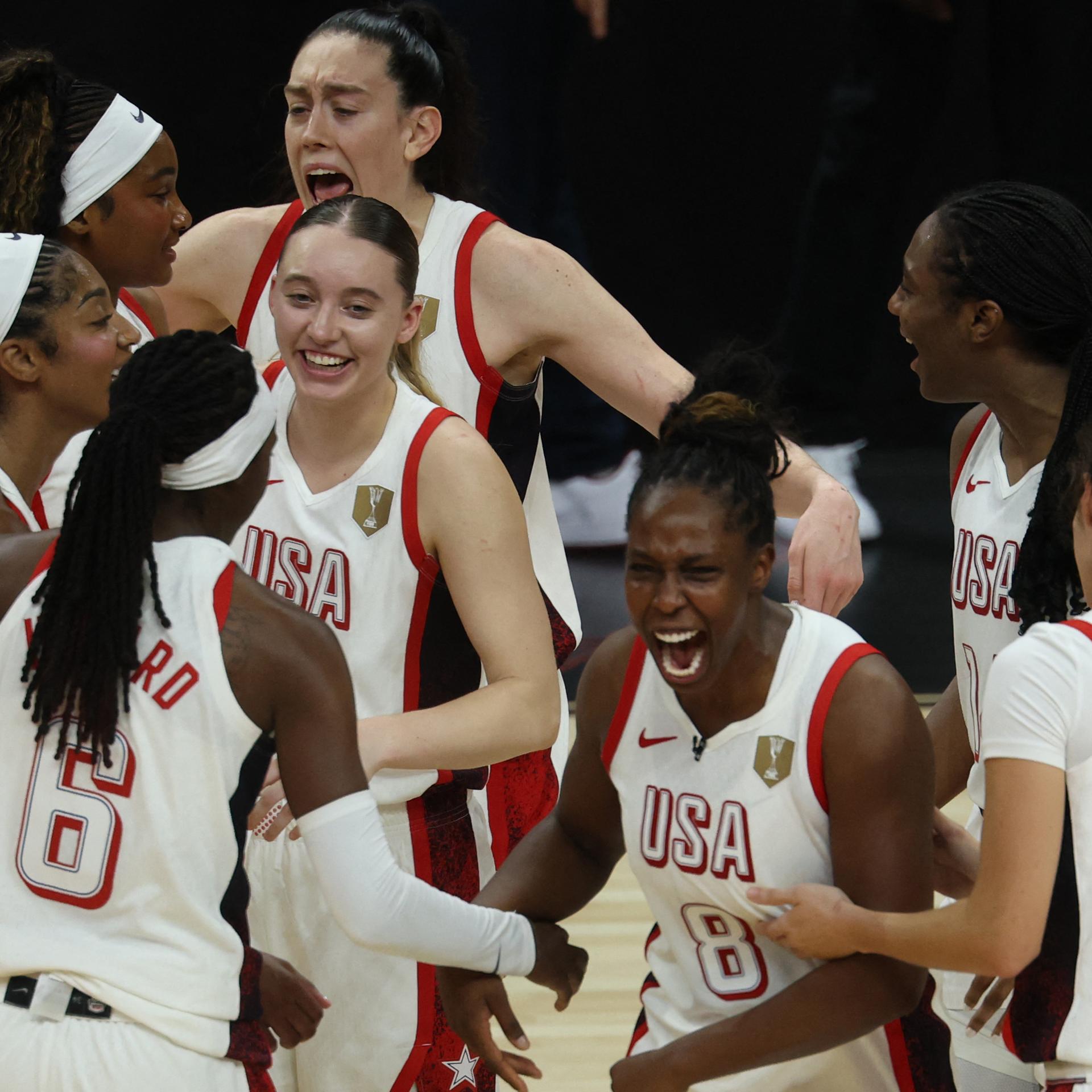 US-Spielerinnen feiern ihren Sieg im Finale der Basketball-Weltmeisterschaft gegen Frankreich. 