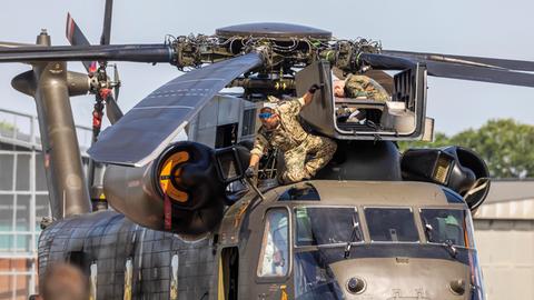 Ein Militär-Hubschrauber wird am Motor repariert. 