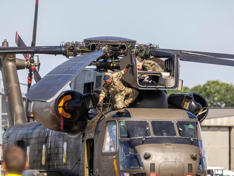 Ein Militär-Hubschrauber wird am Motor repariert. 