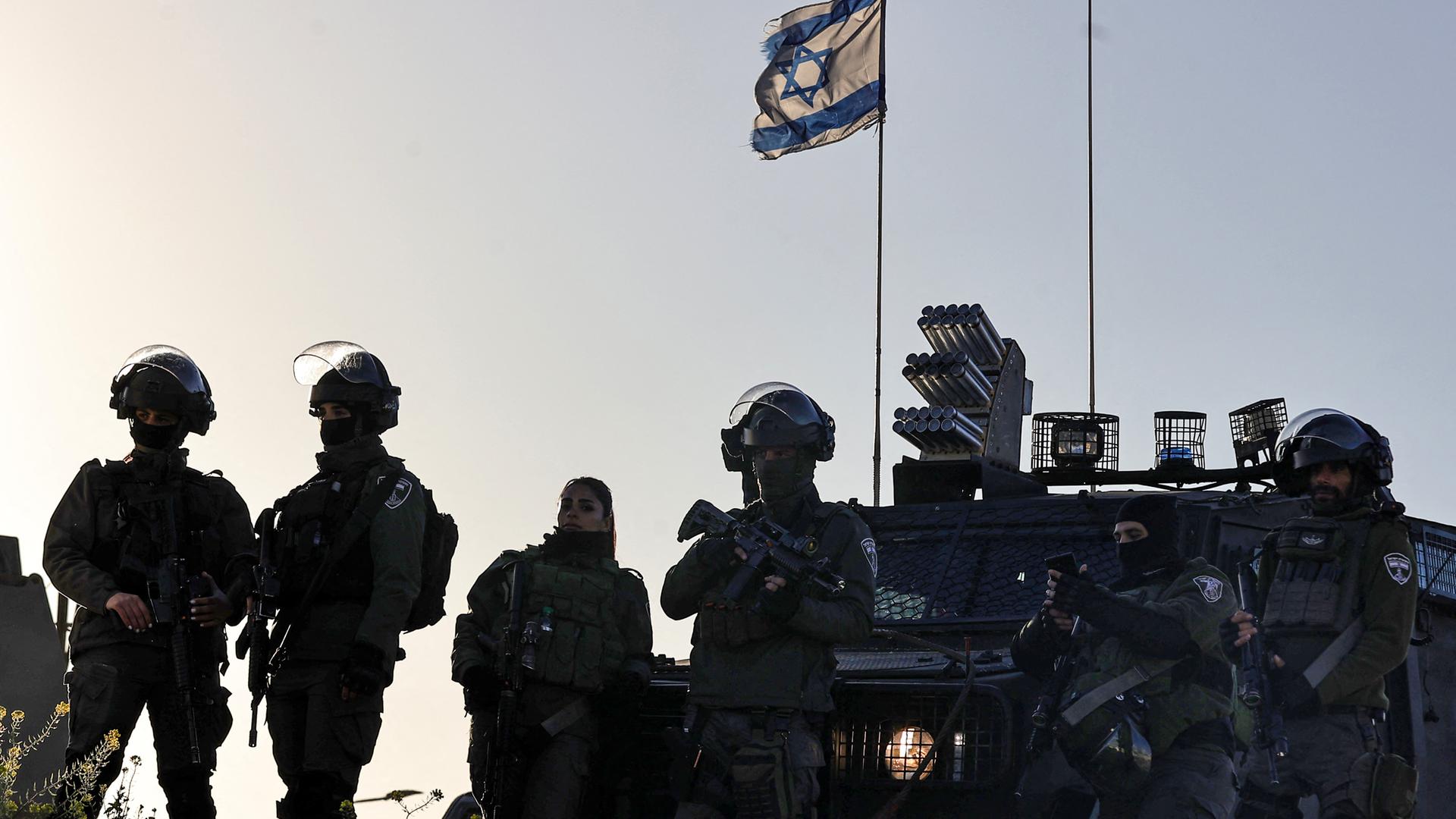 Israelische Soldaten stehen an einem Checkpoint in Qalandia im Westjordanland.