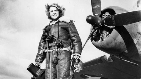 Fotojournalistin Margaret Bourke-White in Spezialkleidung für einen Fotoauftrag während des 2. Weltkriegs im Februar 1943