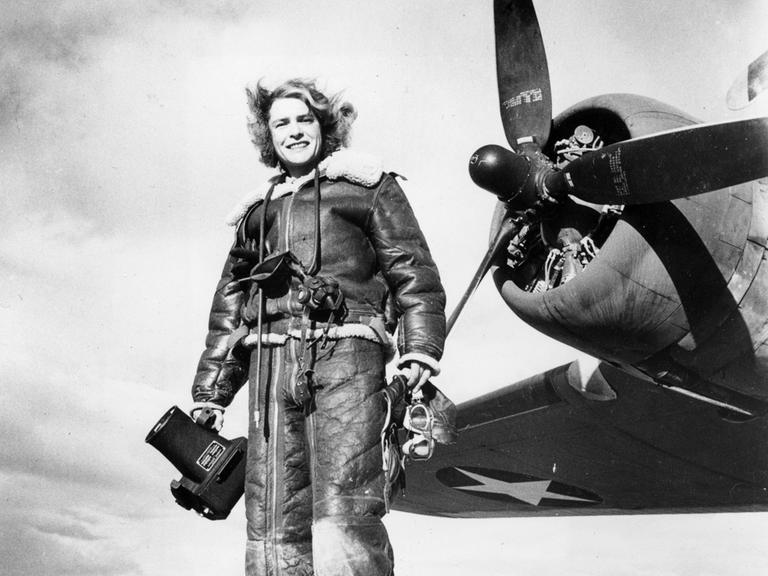 Fotojournalistin Margaret Bourke-White in Spezialkleidung für einen Fotoauftrag während des 2. Weltkriegs im Februar 1943