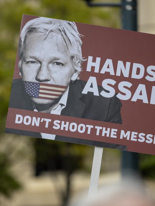 Ein Demonstrant hält ein Schild vor dem Justizministerium während einer Free-Assange-Demonstration in Washington hoch