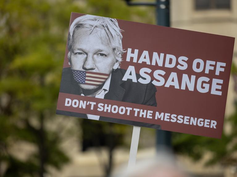 Ein Demonstrant hält ein Schild vor dem Justizministerium während einer Free-Assange-Demonstration in Washington hoch