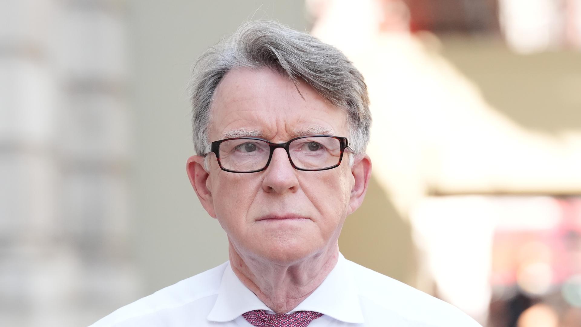 Der britische Botschafter in den USA, Lord Peter Mandelson, trifft im Kabinettsbüro im Zentrum Londons ein.