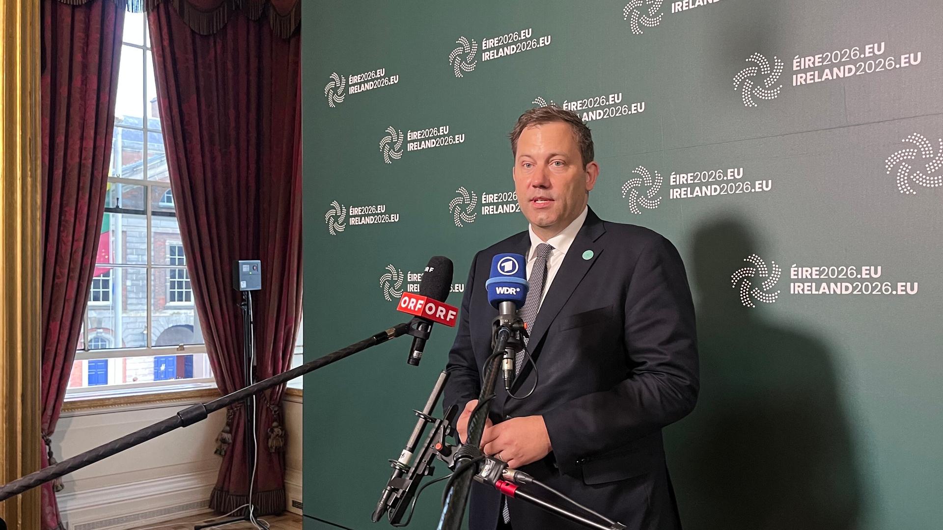Lars Klingbeil (SPD), Bundesfinanzminister und Vizekanzler, spricht zu den Medien bei einem informellen Treffen der Finanzminister der EU-Staaten.