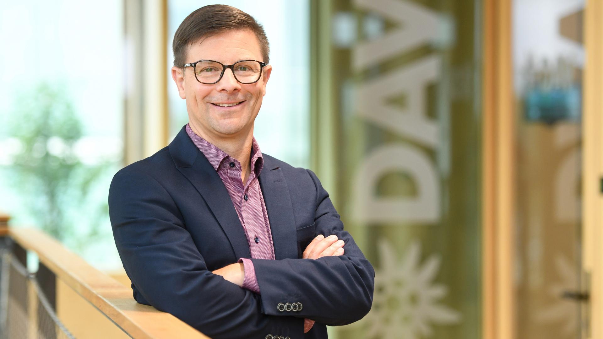 Olaf Tabor, aufgenommen im Juli 2022, steht mit verschränkten Armen an einem Gelände.