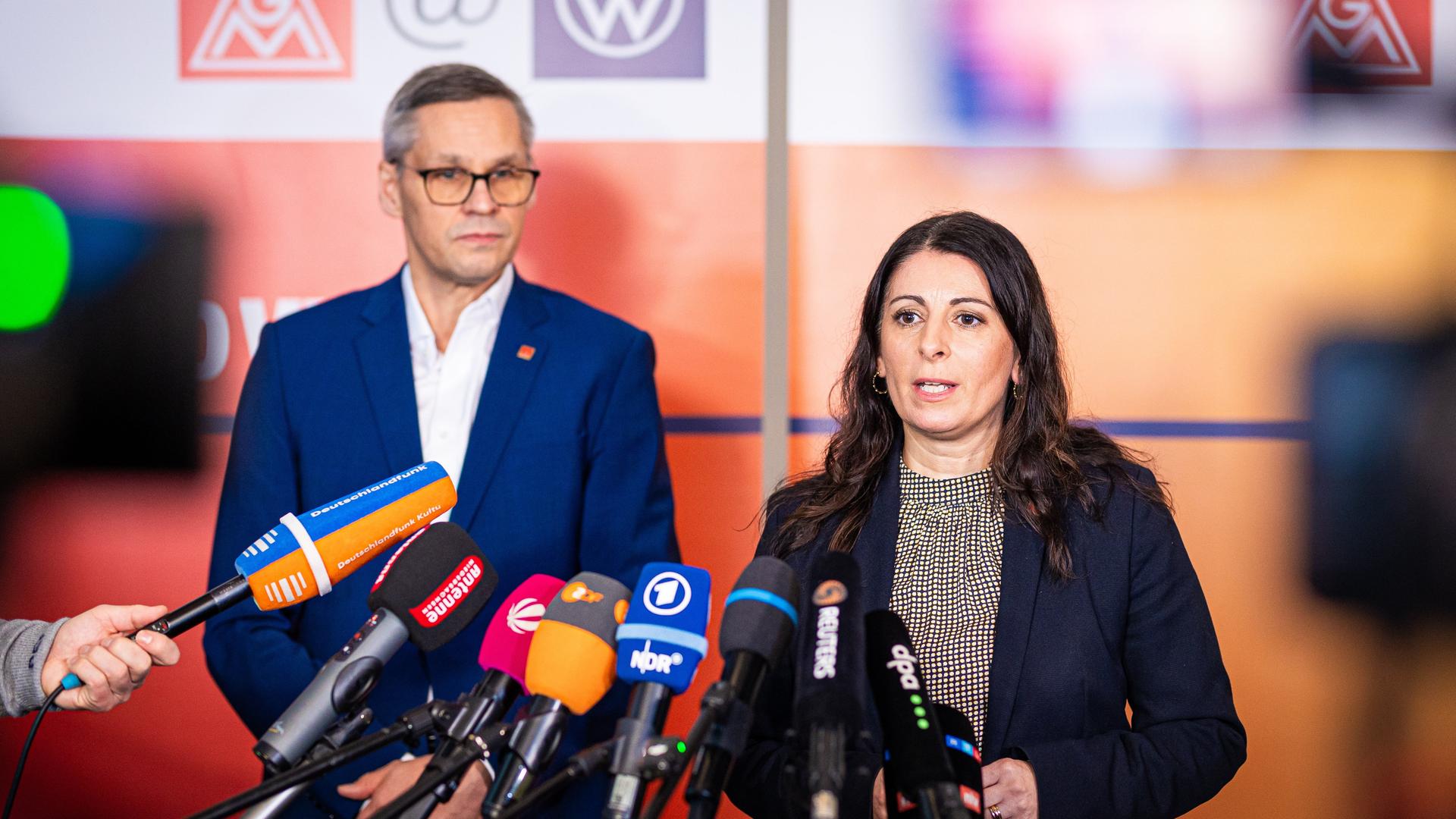 Thorsten Gröger (l), Bezirksleiter der IG Metall in Niedersachsen und Sachsen-Anhalt, und Daniela Cavallo, Gesamt- und Konzernbetriebsratsvorsitzende der Volkswagen AG, sprechen mit Journalisten.