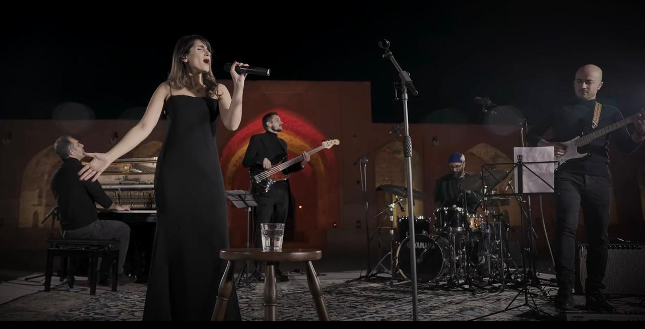 Das Foto zeigt die iranische Sängerin Parastoo Ahmadi bei ihrem Live-Konzert im Iran - ohne Kopftuch, in einem schwarzen Kleid. Das Foto zeigt die iranische Sängerin Parastoo Ahmadi bei ihrem Live-Konzert im Iran - ohne Kopftuch, in einem schwarzen Kleid.
