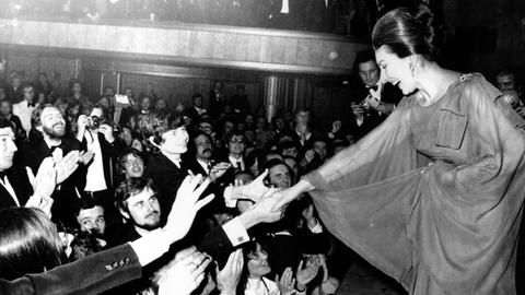 Maria Callas (1923-1977) grüßt Fans nach einem Auftritt am Champs-Élysées-Theater in Paris am 7. Dezember 1973.