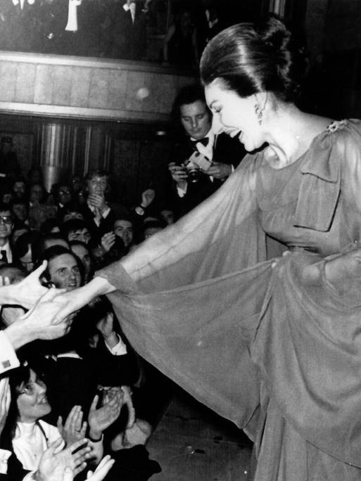 Maria Callas (1923-1977) grüßt Fans nach einem Auftritt am Champs-Élysées-Theater in Paris am 7. Dezember 1973.