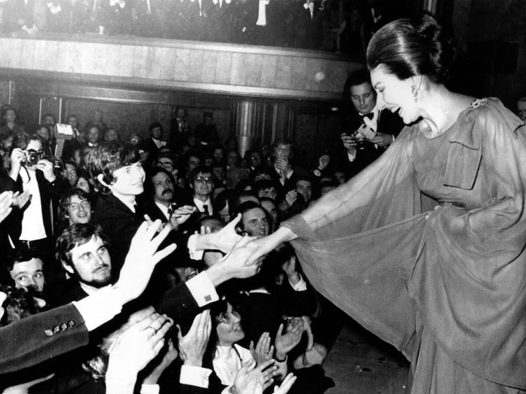 Maria Callas (1923-1977) grüßt Fans nach einem Auftritt am Champs-Élysées-Theater in Paris am 7. Dezember 1973.