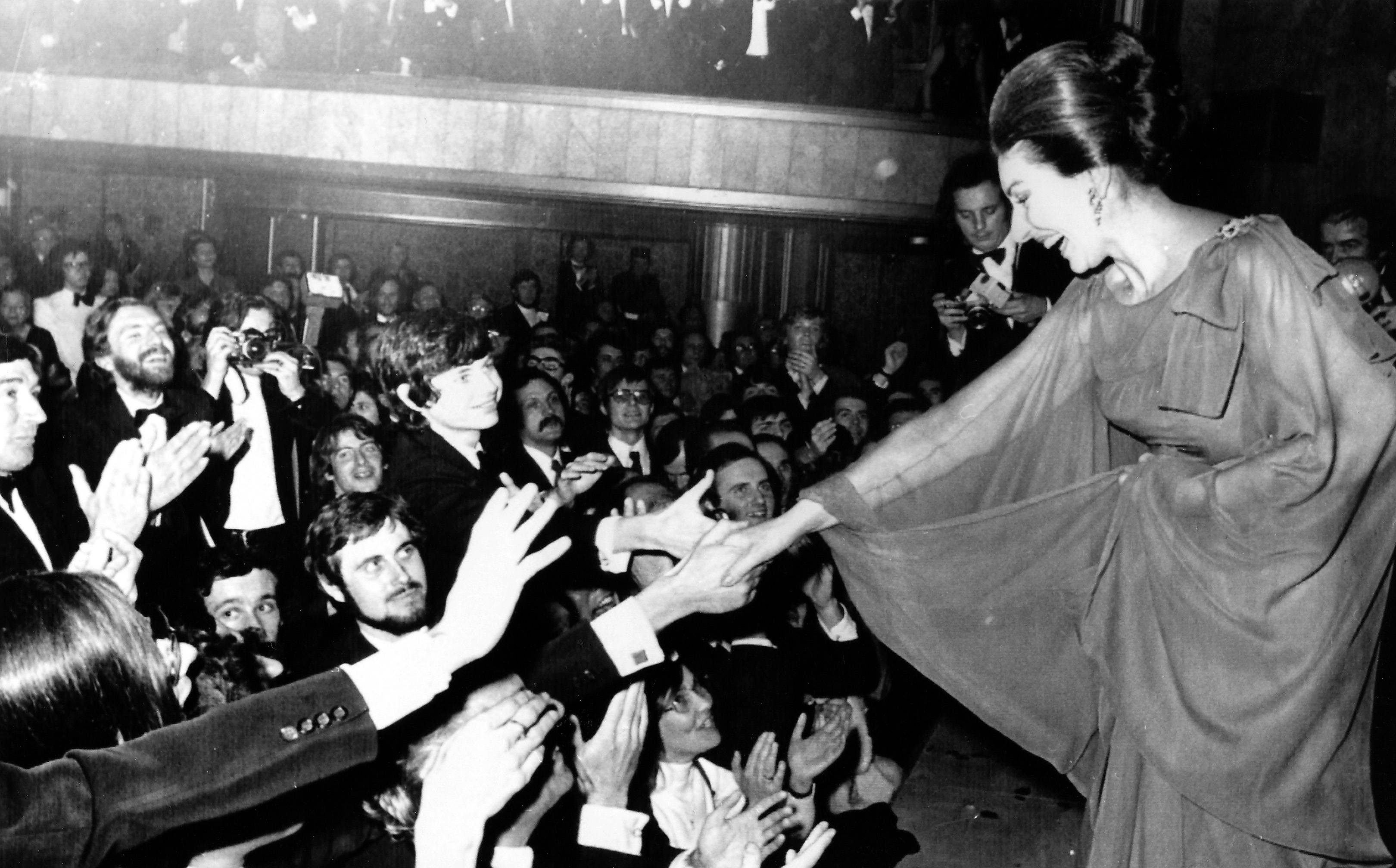 Maria Callas (1923-1977) grüßt Fans nach einem Auftritt am Champs-Élysées-Theater in Paris am 7. Dezember 1973.