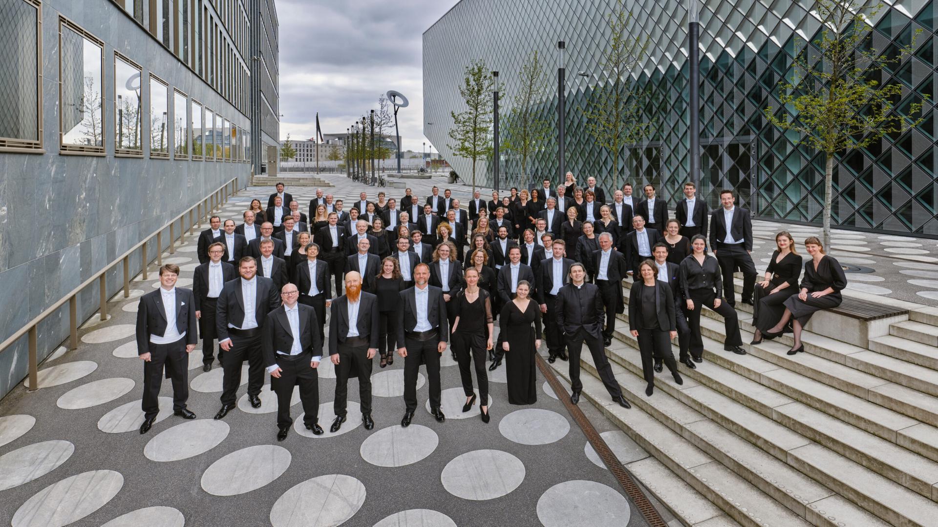 Das Orchester hat sich in einer architektonisch interessanten Ecke Berlins aufgestellt.