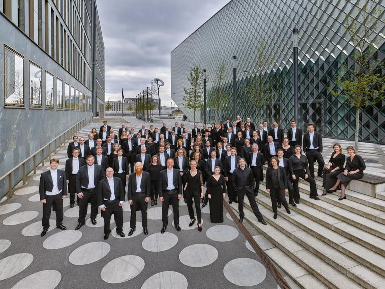 Das Orchester hat sich in einer architektonisch interessanten Ecke Berlins aufgestellt.