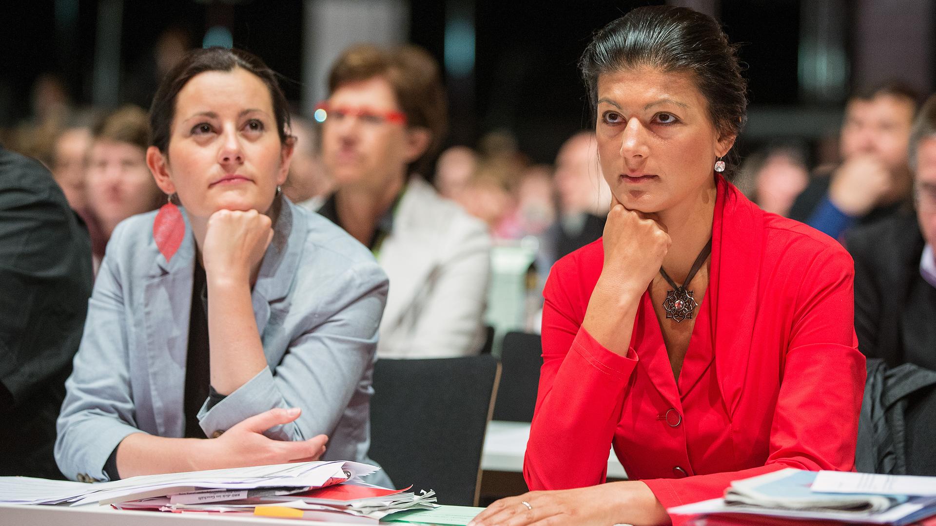 Die stellvertretende Vorsitzende der Partei Die Linke, Janine Wissler (l), und Sahra Wagenknecht sitzen nebeneinander auf dem Parteitag in Berlin 