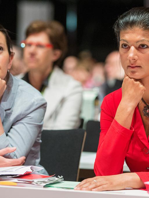 Die stellvertretende Vorsitzende der Partei Die Linke, Janine Wissler (l), und Sahra Wagenknecht sitzen nebeneinander auf dem Parteitag in Berlin 