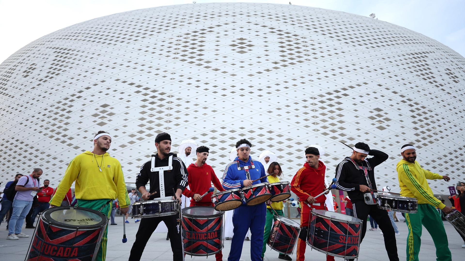 Fußballanhänger vor dem Al-Thumama Stadion in Dohar, Katar.