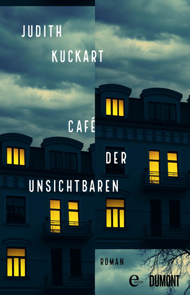 Das Cover zeigt Autorinnenname und Buchtitel in weißer Schrift auf zwei gegeneinander versetzten Fotografien eines Wohnhauses bei Nacht.