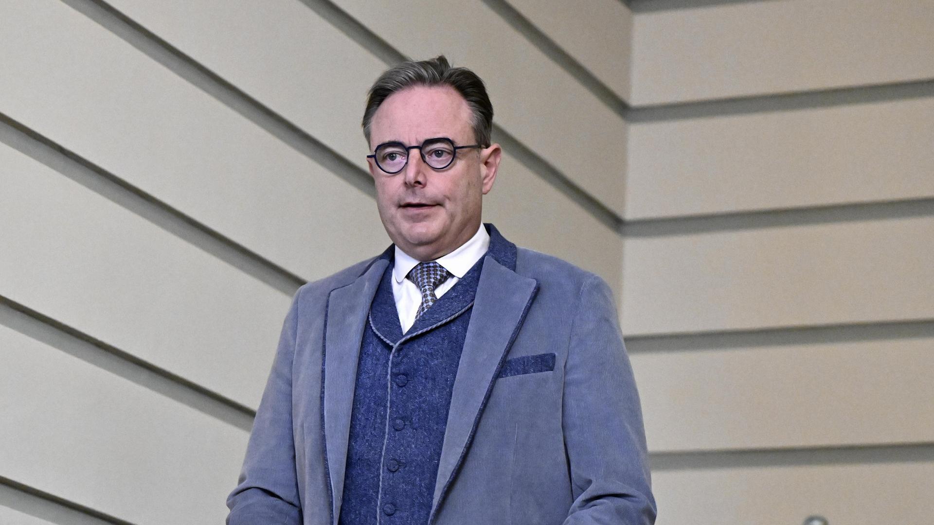 Der belgische Premierminister Bart De Wewer blickt seitlich an der Kamera vorbei.