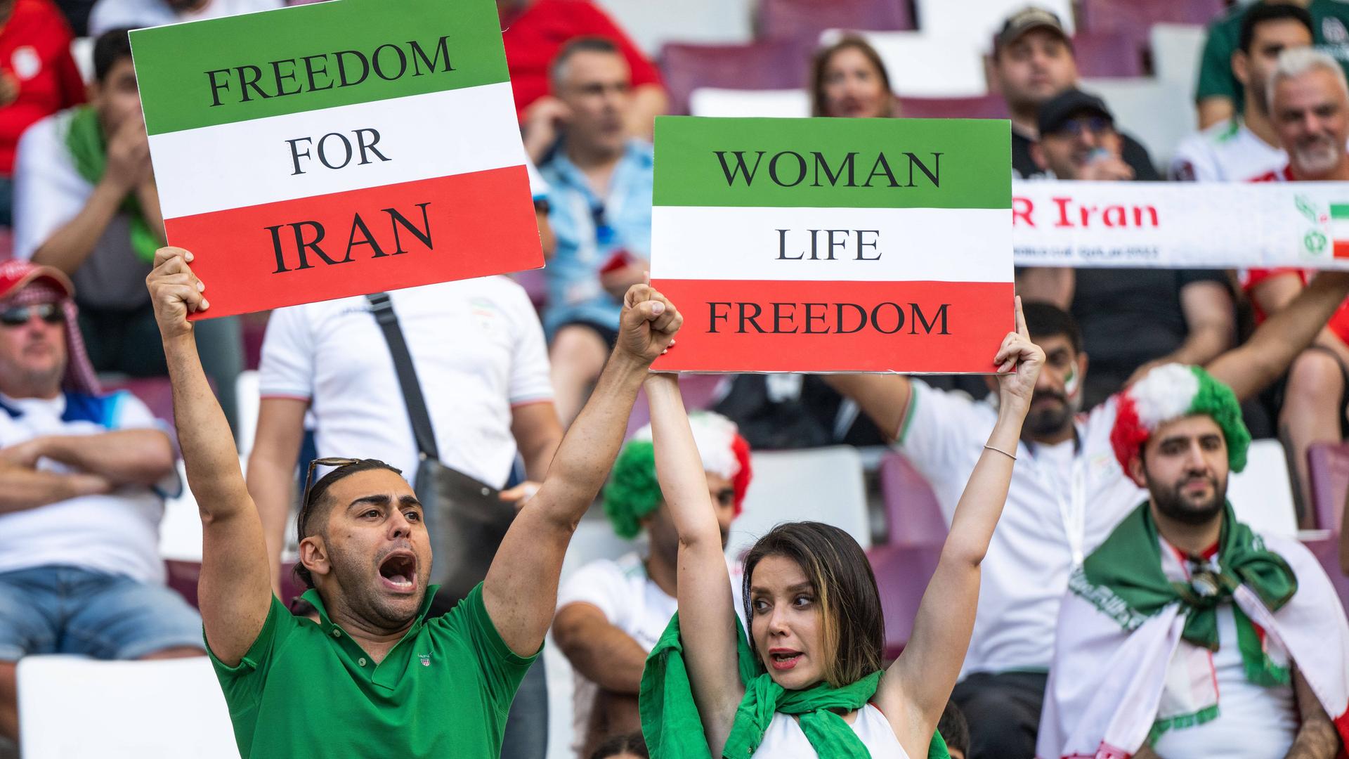 "Women, Life, Freedom"-Plakate von iranischen Fans bei der Fußball-WM in Katar.