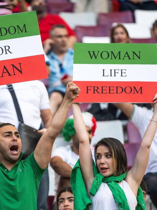 "Women, Life, Freedom"-Plakate von iranischen Fans bei der Fußball-WM in Katar.