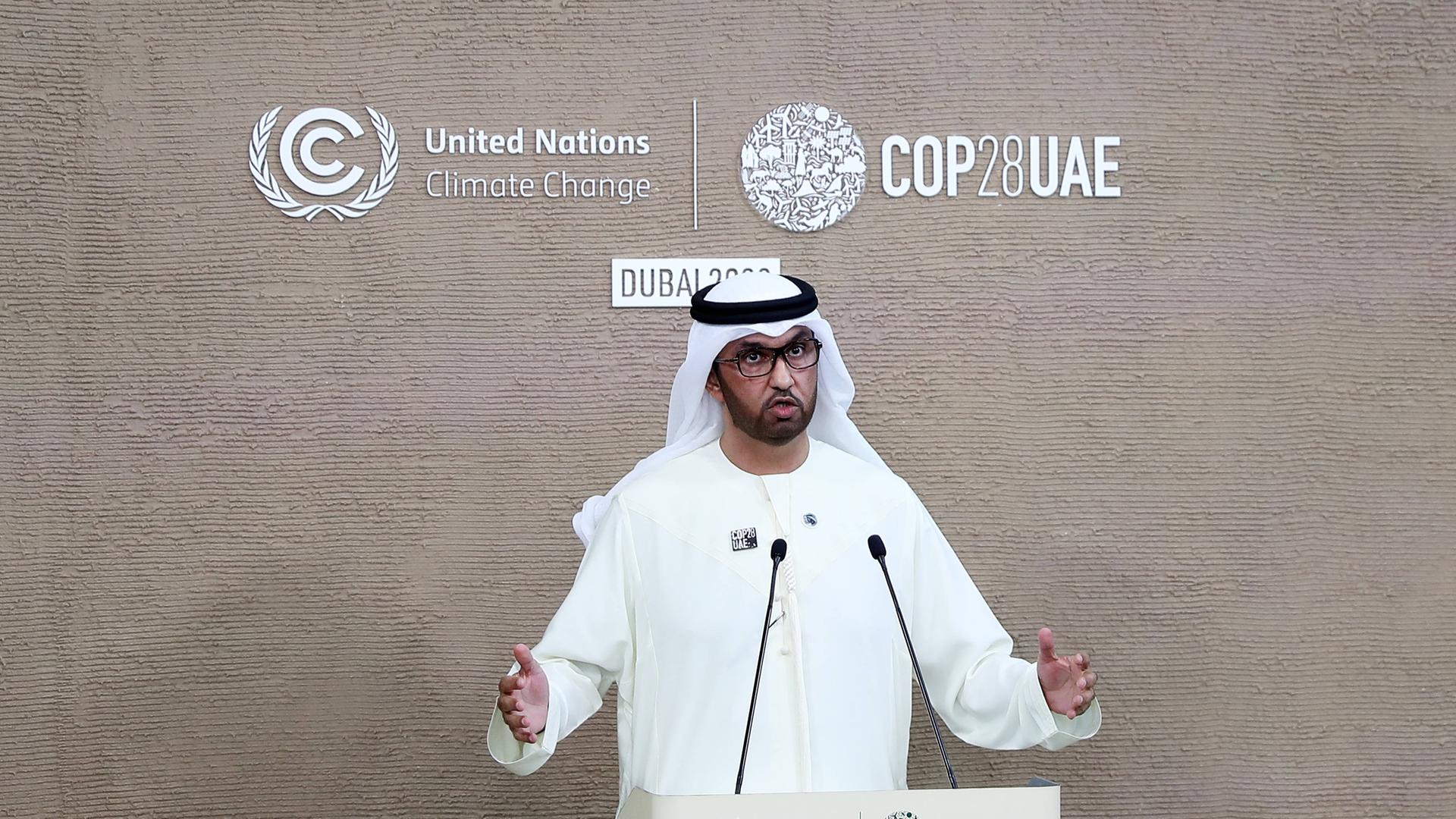 Der Präsident der Weltklimakonferenz COP28 in Dubai, Sultan Ahmed Al Jaber, steht in einer Pressekonferenz am 10. Dezember 2023 hinter einem Rednerpult und spricht.