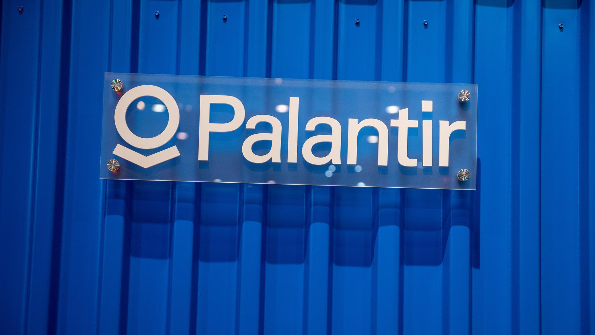 Das Logo der Datenanalyse-Firma Palantir ist am 05.01.2023 auf der Technik-Messe CES in Las Vegas (USA) zu sehen. Foto: Zacharie Scheurer