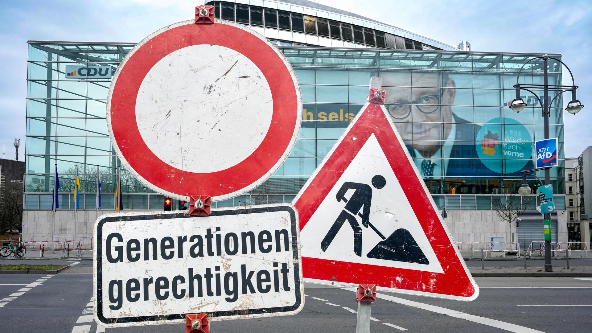 Schilder an einer imaginären Baustelle vor der Parteizentrale der CDU in Berlin - auf einem Schild steht "Generationengerechtigkeit" (Symbolbild).