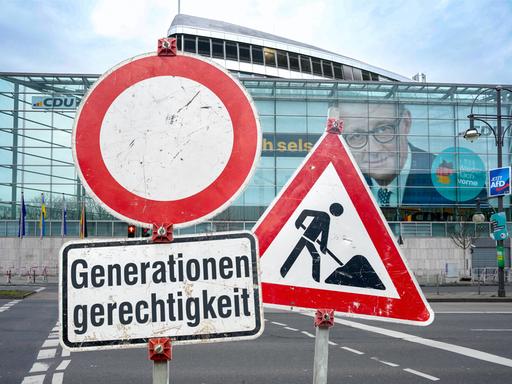 Schilder an einer imaginären Baustelle vor der Parteizentrale der CDU in Berlin - auf einem Schild steht "Generationengerechtigkeit" (Symbolbild).