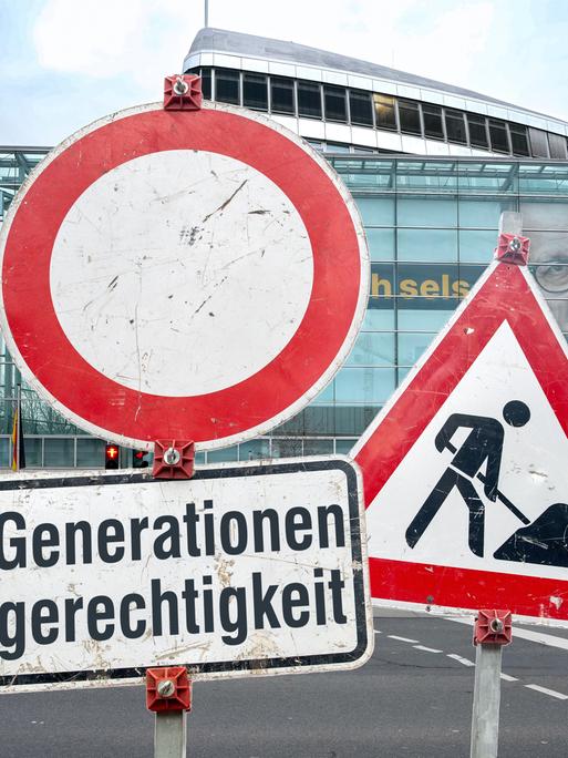 Schilder an einer imaginären Baustelle vor der Parteizentrale der CDU in Berlin - auf einem Schild steht "Generationengerechtigkeit" (Symbolbild).