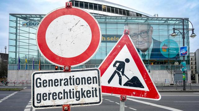 Schilder an einer imaginären Baustelle vor der Parteizentrale der CDU in Berlin - auf einem Schild steht "Generationengerechtigkeit" (Symbolbild).