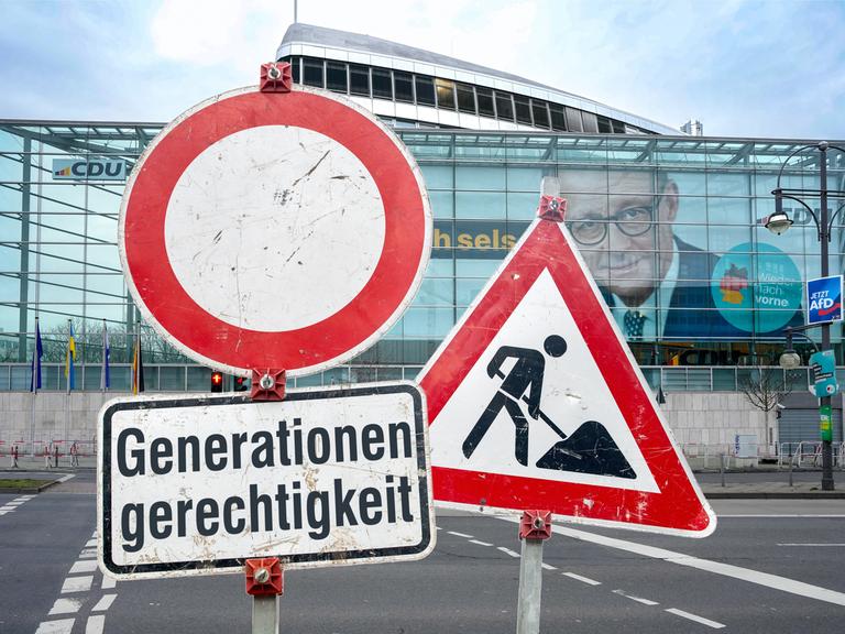Schilder an einer imaginären Baustelle vor der Parteizentrale der CDU in Berlin - auf einem Schild steht "Generationengerechtigkeit" (Symbolbild).